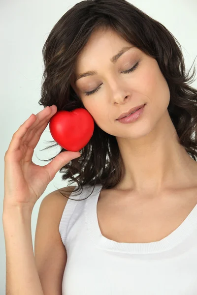 Morena sosteniendo objeto en forma de corazón — Foto de Stock