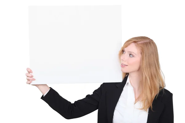 Žena v obleku s deskou prázdné pro vaši zprávu — Stock fotografie