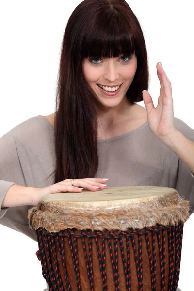 Mujer tocando percusión . — Foto de Stock