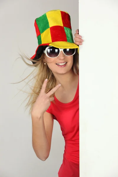 Teenager making the victory sign — Stock Photo, Image