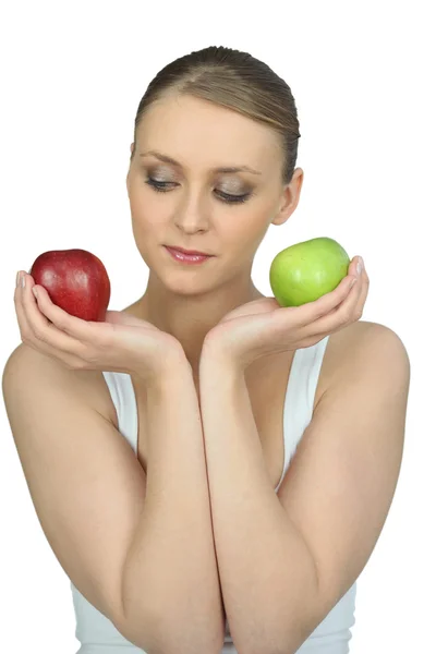 Mulher segurando duas maçãs — Fotografia de Stock