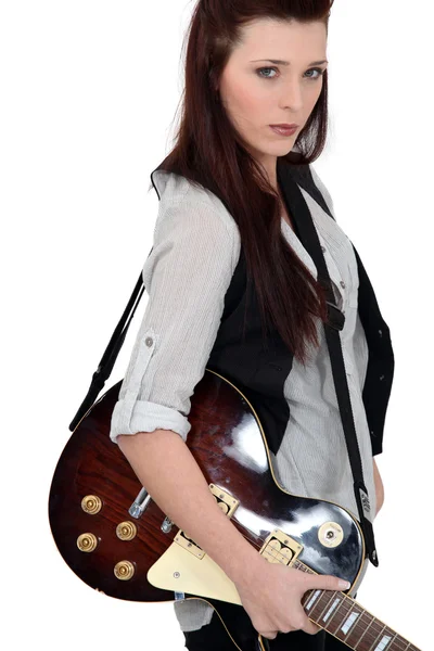 Bir gitar tutan genç kadın — Stok fotoğraf