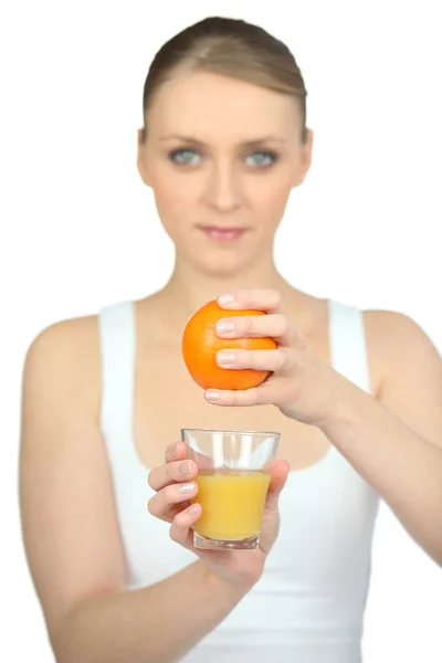 Žena mačkání Čerstvý pomerančový džus — Stock fotografie
