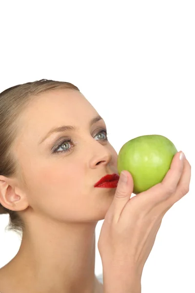 Mujer desnuda en maquillaje completo con una manzana verde —  Fotos de Stock