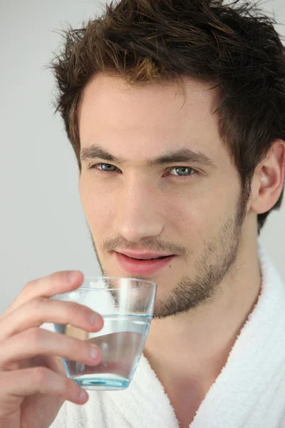 Jonge man met glas water — Stockfoto
