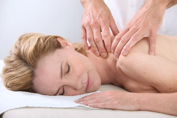 Жінка насолоджується масажем на спині — стокове фото