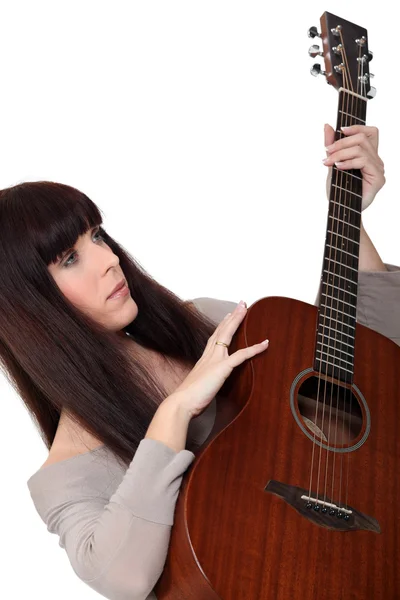 Mulher com guitarra acústica — Fotografia de Stock