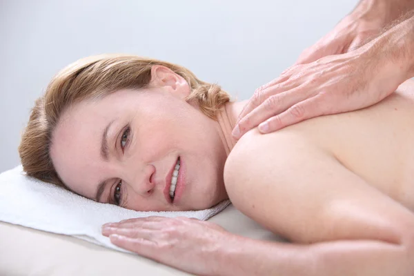Женщина наслаждается массажем спины — стоковое фото