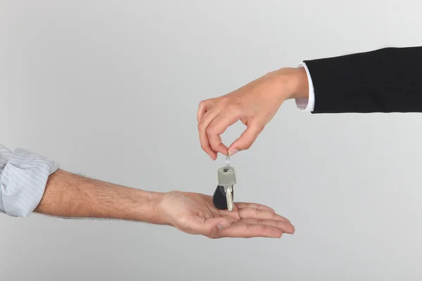 Agente entregando llaves de un nuevo hogar — Foto de Stock