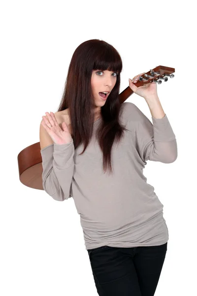 Жінка тримає гітару — стокове фото