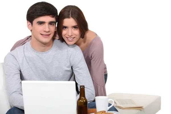 Junges Paar surft gemeinsam im Internet — Stockfoto
