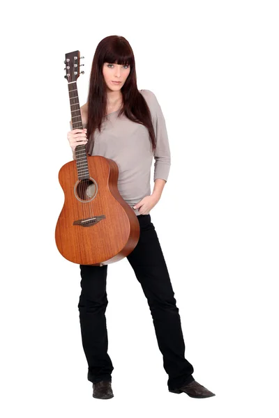 Female artist posing with guitar — Stock Photo, Image