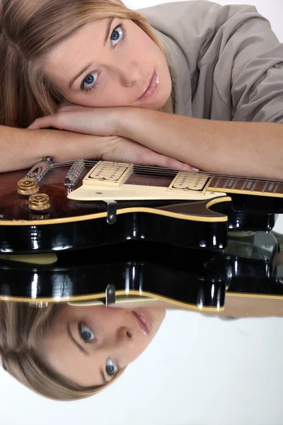 Piękna młoda kobieta, opierając głowę na jej gitara — Zdjęcie stockowe