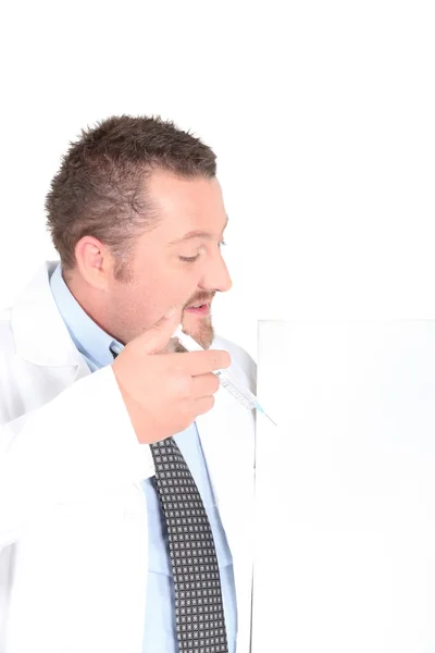 Чоловік лікар тримає шприц — стокове фото