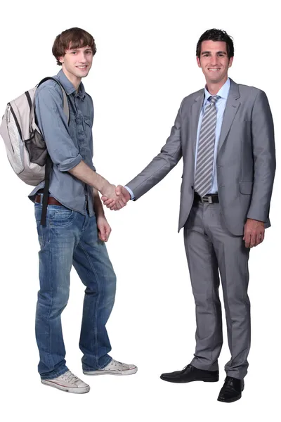 Estudante apertando a mão do professor — Fotografia de Stock