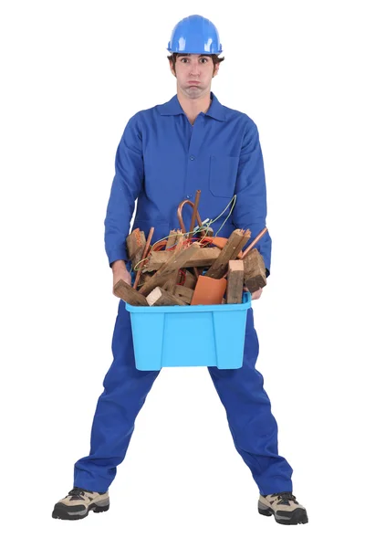 Man met een container vol van afval bouwmaterialen — Stockfoto