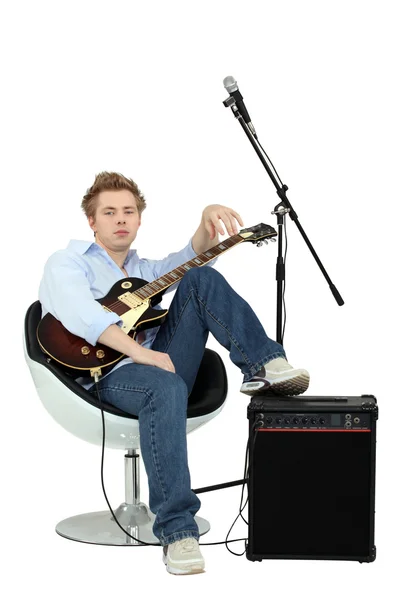 Menino adolescente com guitarra elétrica e amplificador — Fotografia de Stock