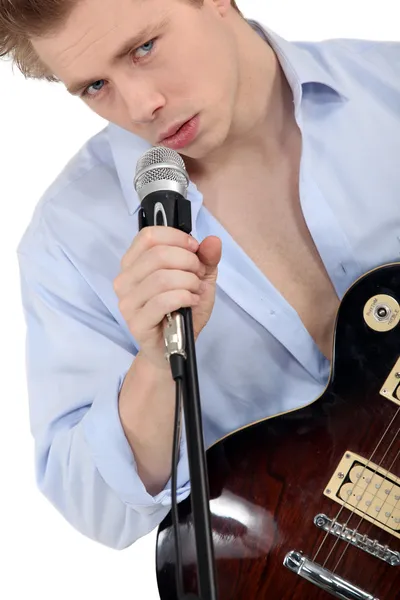 Jovem cantora com uma guitarra — Fotografia de Stock