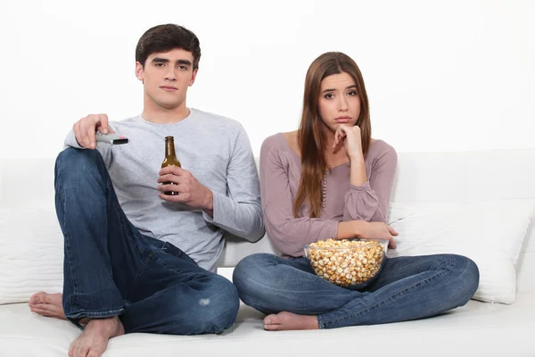 Annoiato uomo e donna guardando la TV — Foto Stock