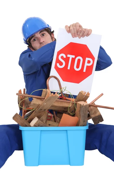 Construtor sugerindo parar de desperdiçar materiais — Fotografia de Stock