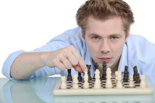 Homem jogando xadrez sozinho — Fotografia de Stock