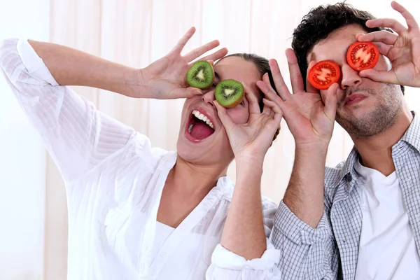 Casal brincando com frutas — Fotografia de Stock