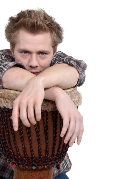 Jonge man bespelen van drums — Stockfoto