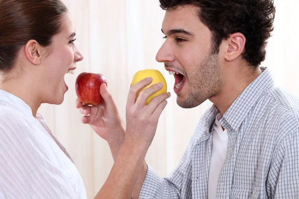 Linda pareja joven comiendo manzanas —  Fotos de Stock