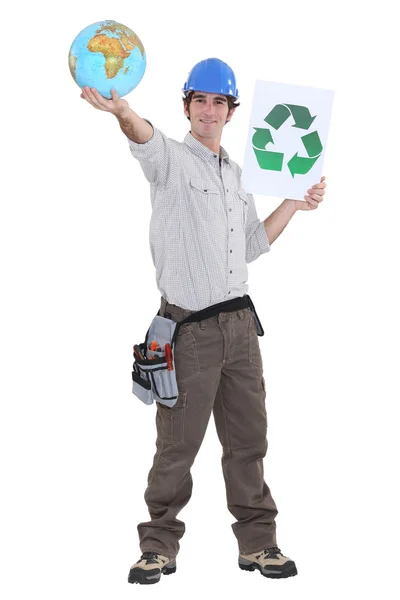 Um trabalhador da construção civil que promove a reciclagem para o planeta . — Fotografia de Stock