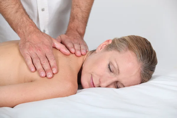 Kobieta mająca masaż — Zdjęcie stockowe