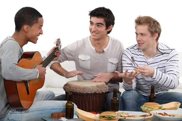 Convivial meal with music — Stock Photo, Image