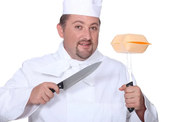 Професійний кухар тримає ножі і гамбургерну коробку — стокове фото