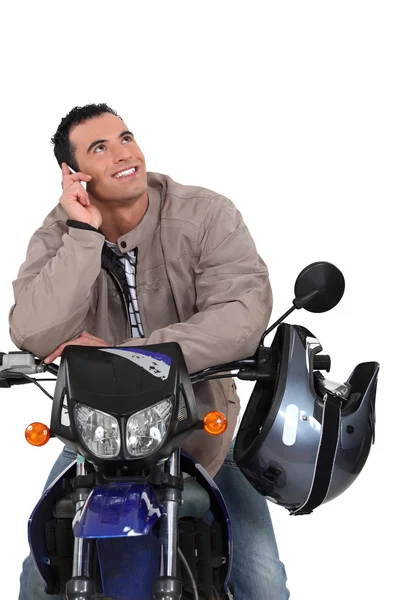 Adam bir motosiklet, stüdyo çekim üzerinde — Stok fotoğraf