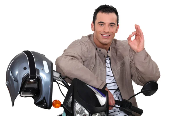 Homem em sua moto fazendo um sinal ok — Fotografia de Stock