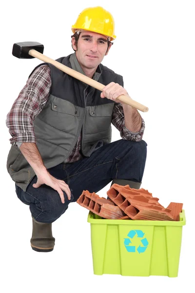 Человек с мусором, пригодным для переработки — стоковое фото