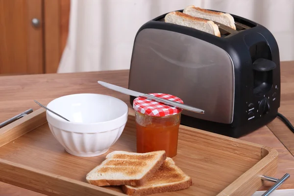 Toaster alongside toast and marmalade — Stock Photo, Image