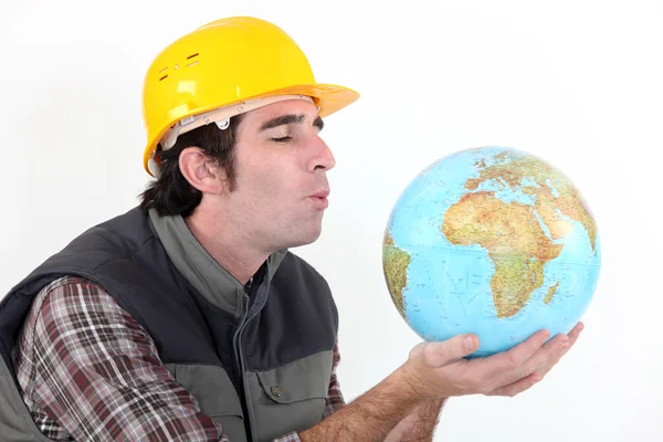 Küre üzerinde üfleme inşaat işçisi — Stok fotoğraf