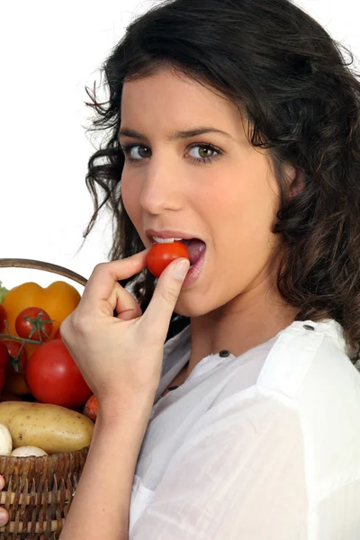 Kvinna äta körsbär-tomat — Stockfoto