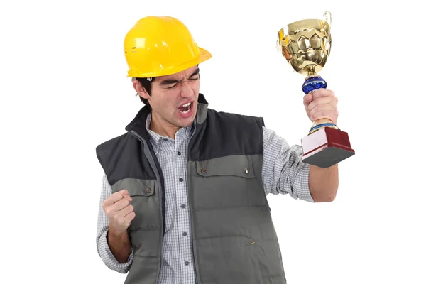Construtor masculino segurando troféu — Fotografia de Stock