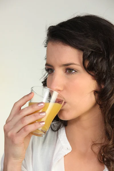Γυναίκα πίνει χυμό πορτοκάλι — Φωτογραφία Αρχείου