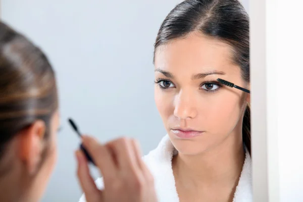 Brunette toepassen oog make-up — Stockfoto