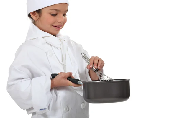 Молодой шеф-повар смешивает соус — стоковое фото