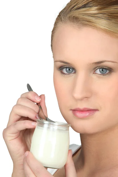 Mulher loira comendo iogurte — Fotografia de Stock