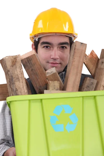 Homem que transporta madeira a ser reciclada — Fotografia de Stock