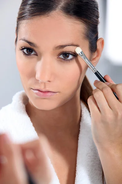Mujer aplicando maquillaje de ojos —  Fotos de Stock