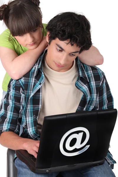 Два подростка смотрят на экран ноутбука — стоковое фото