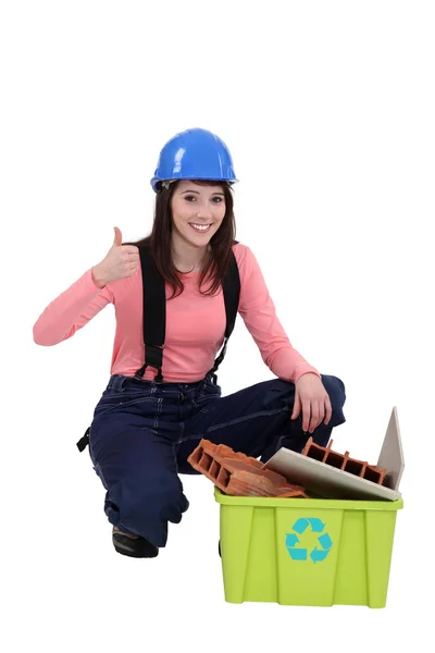 Trabalhadora do sexo feminino reciclagem tijolos quebrados — Fotografia de Stock