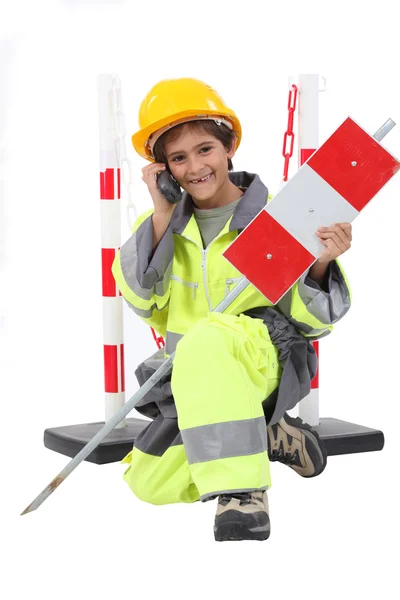Pojke klädd som en väg arbetstagare — Stockfoto