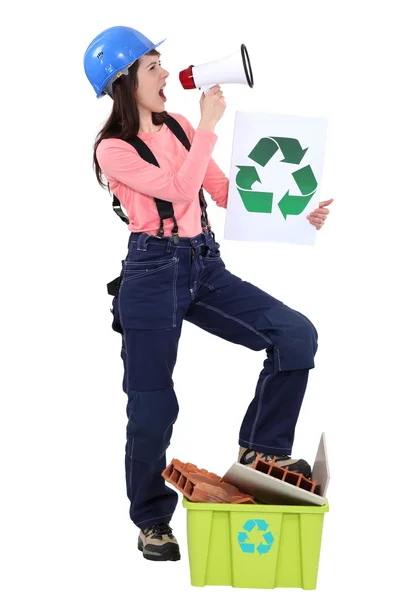 Umweltfreundliche Handwerkerin brüllt in ein Megafon — Stockfoto