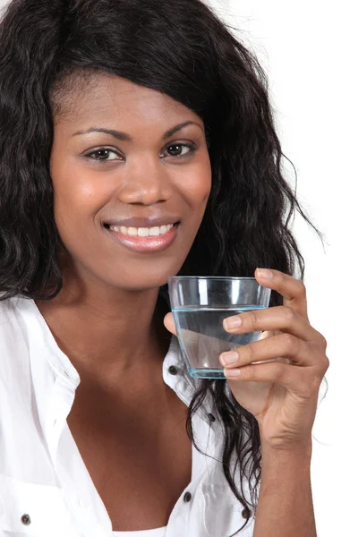 Mujer joven sosteniendo un vaso de agua — Foto de Stock